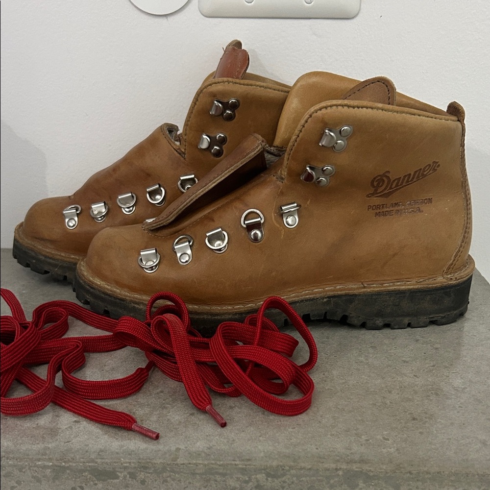 Danner Mountain Light Cascade Leather Hiking Boots with Red Laces - Picture 4 of 11